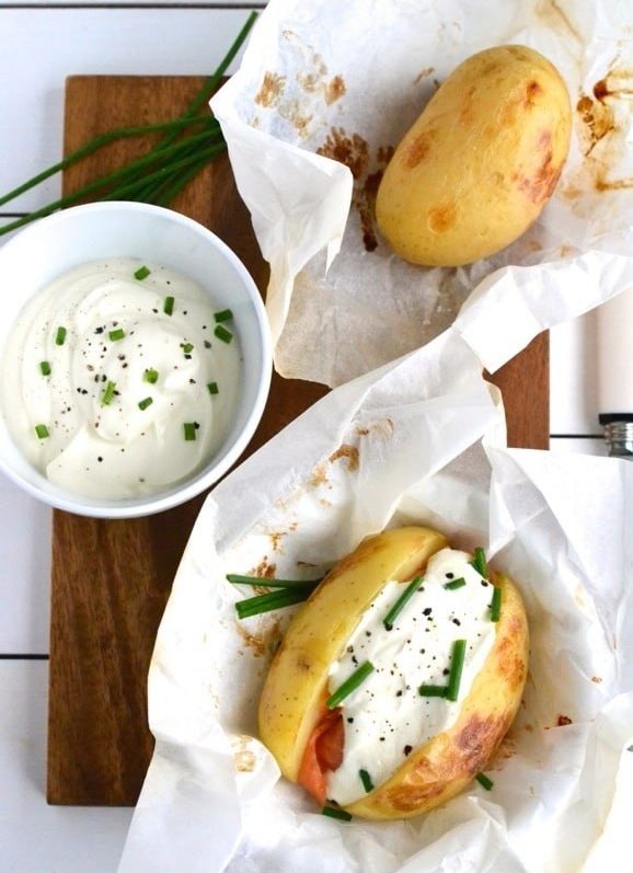 Ofenkartoffeln in der Folie mit geräuchertem Lachs  