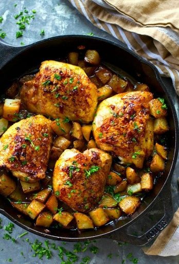 Gebackenes Honig-Knoblauch-Huhn mit Brokkoli und Kartoffeln  