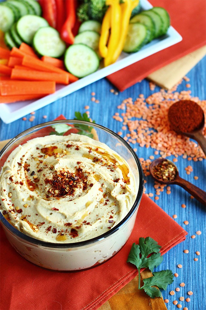 Cremiger roter Linsen-Dip-GERÖSTETER KNOBLAUCH RED LENTIL HUMMUS  