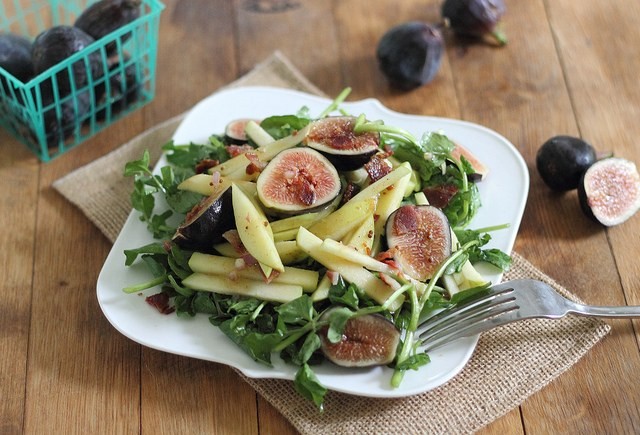 Fall Feigen Salat mit Äpfeln, Trauben und Senf Vinaigrette  