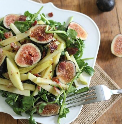 Fall Feigen Salat mit Äpfeln, Trauben und Senf Vinaigrette  