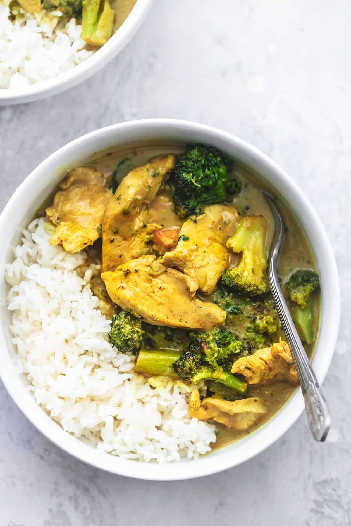 Hühnchen-Brokkoli-Curry und Reis in einer Schüssel