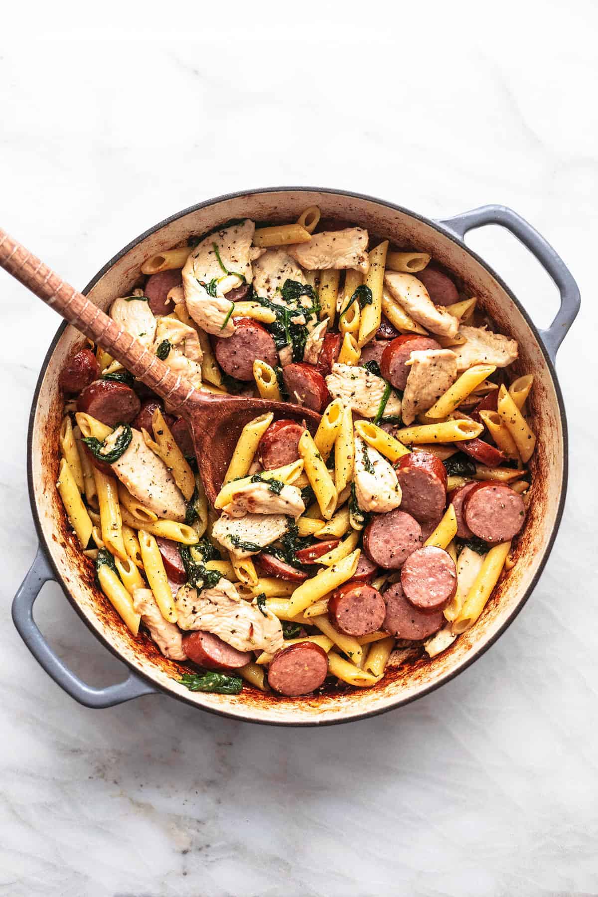 Einfaches Rezept für Hühnchen- und Wurstnudeln | lecremedelacrumb.com