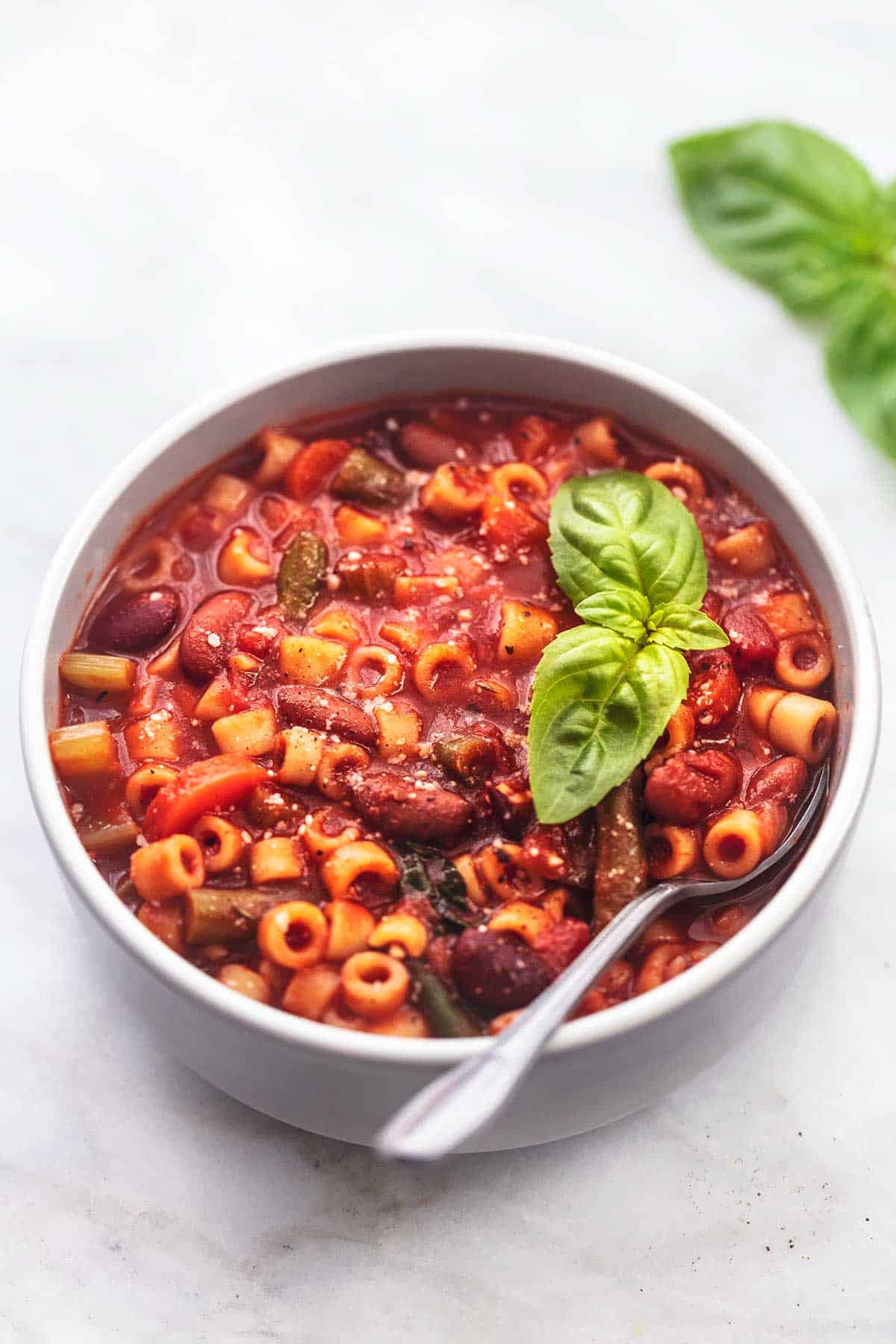 italienische Minestrone-Suppe mit Löffel in einer Schüssel