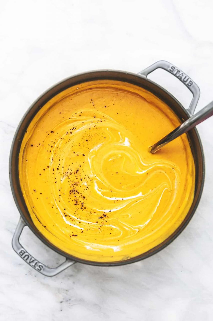 Cremige Butternusskürbissuppe einfaches gesundes vegetarisches Suppenrezept | lecremedelacrumb.com