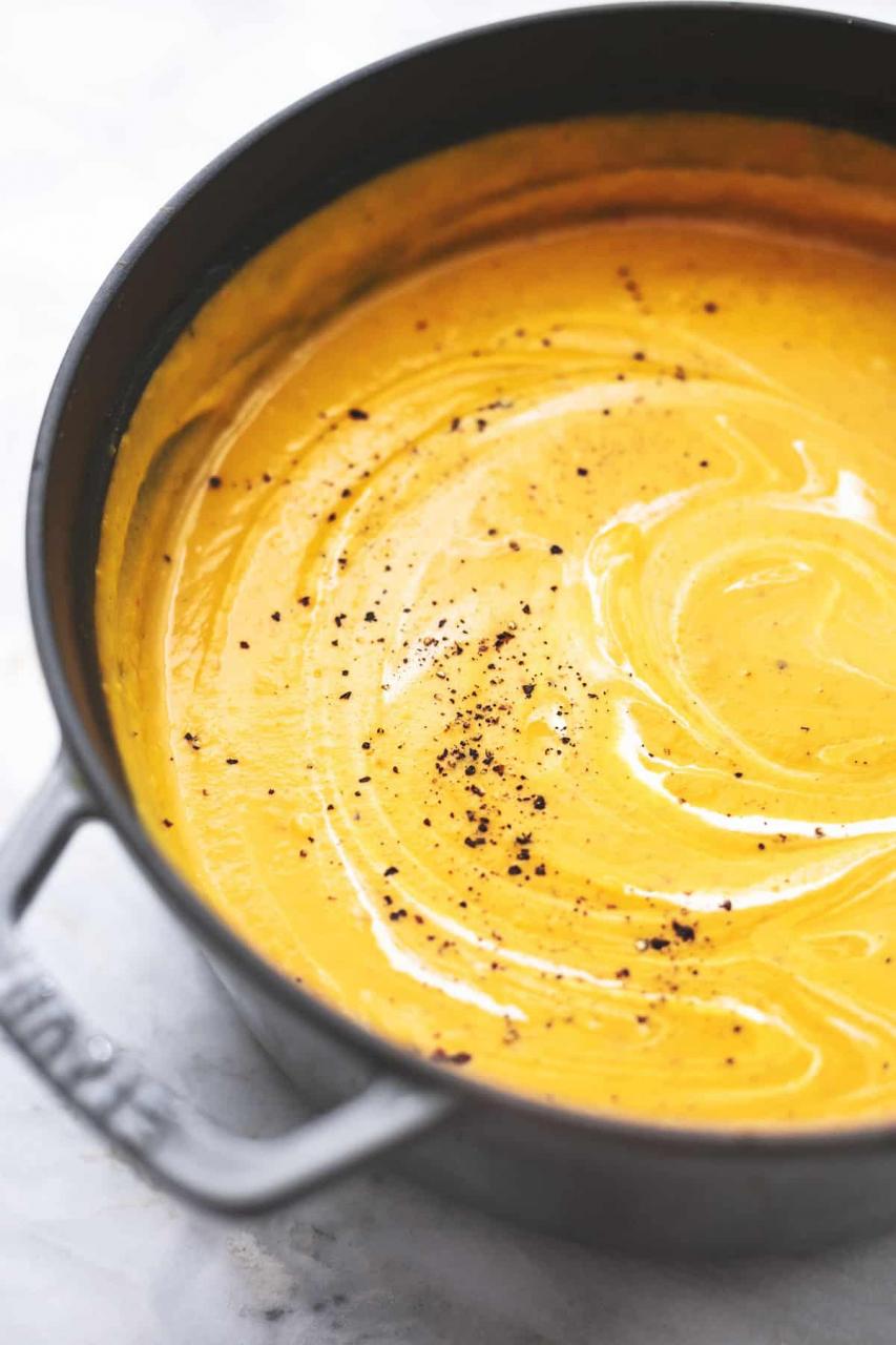 Cremige Butternusskürbissuppe einfaches gesundes vegetarisches Suppenrezept | lecremedelacrumb.com