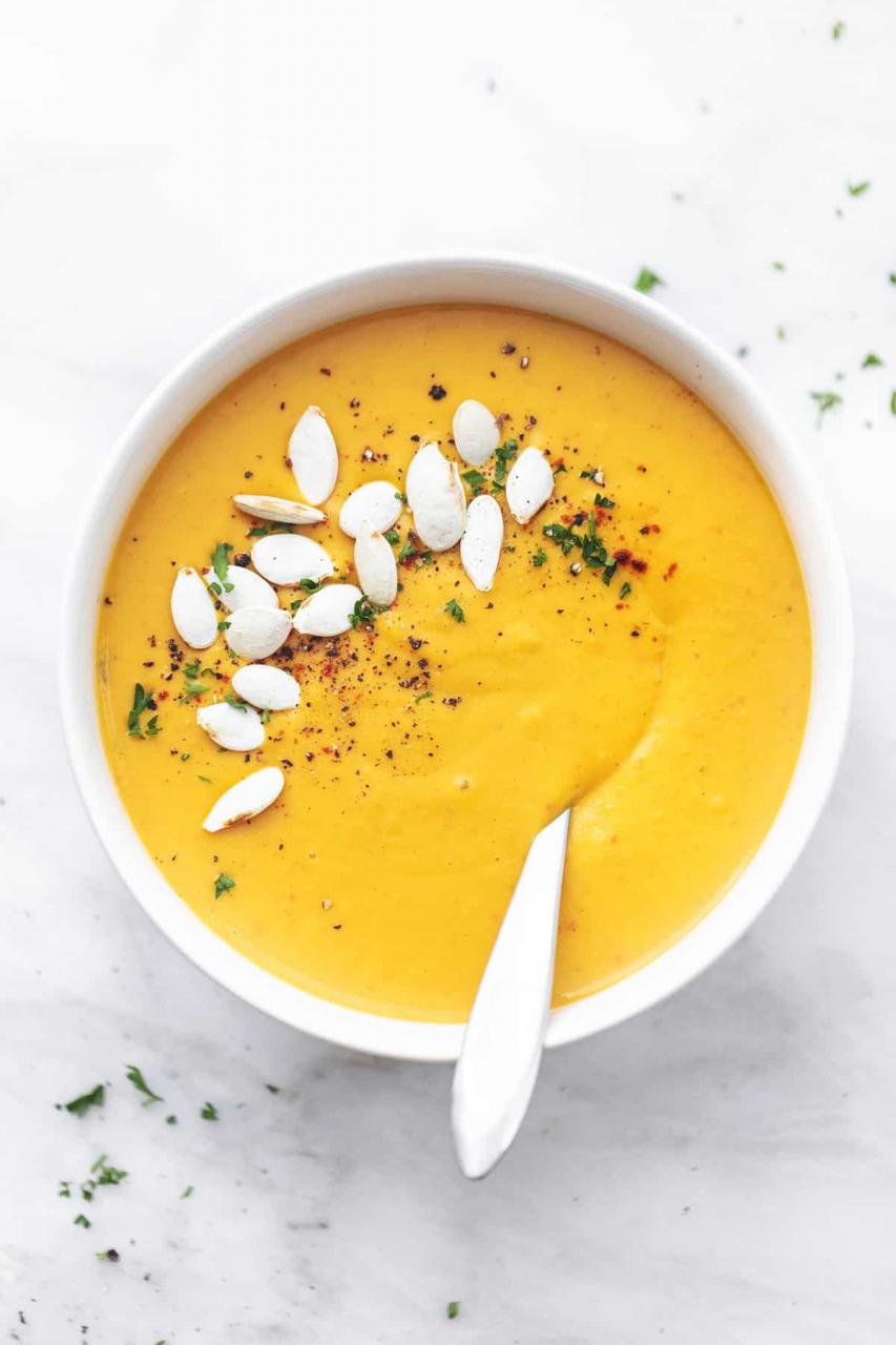 Cremige Butternusskürbissuppe einfaches gesundes vegetarisches Suppenrezept | lecremedelacrumb.com