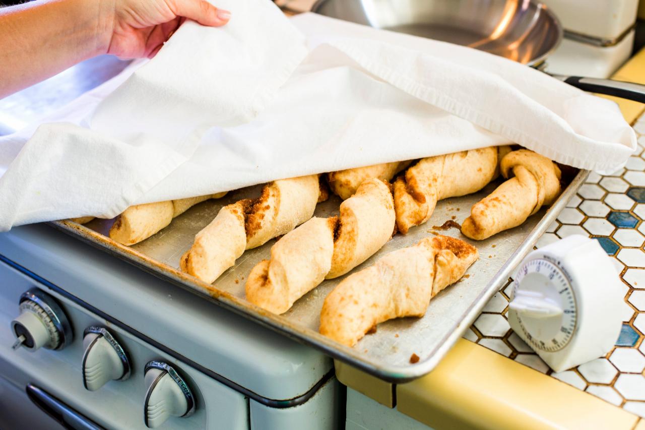 Nahaufnahme von Tablett mit hausgemachten Brötchen