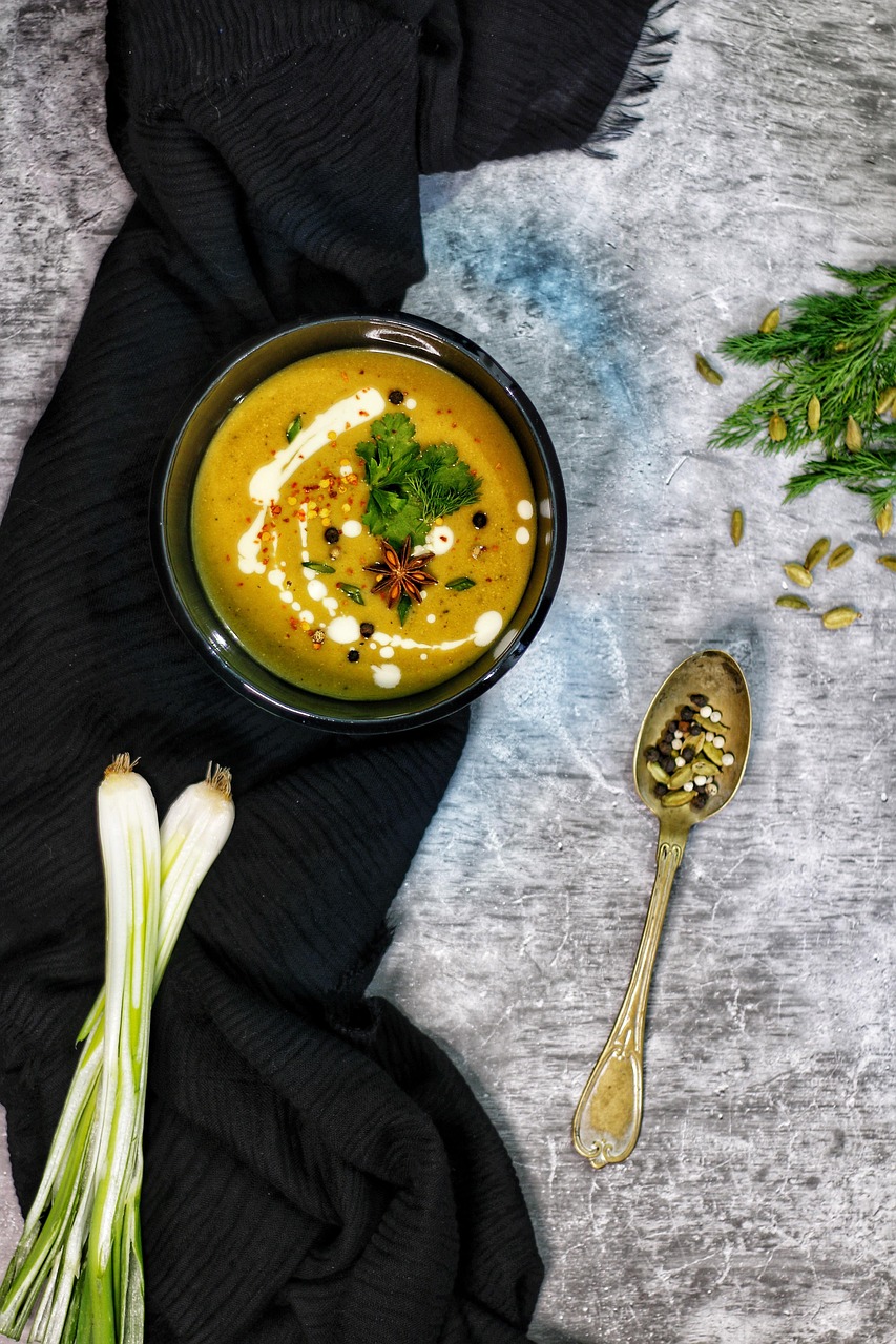 Würzige Linsensuppe mit Kokosmilch und frischen Kräutern