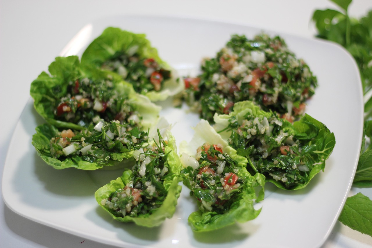 Mediterraner Quinoa-Salat mit Kräutern und Gemüse