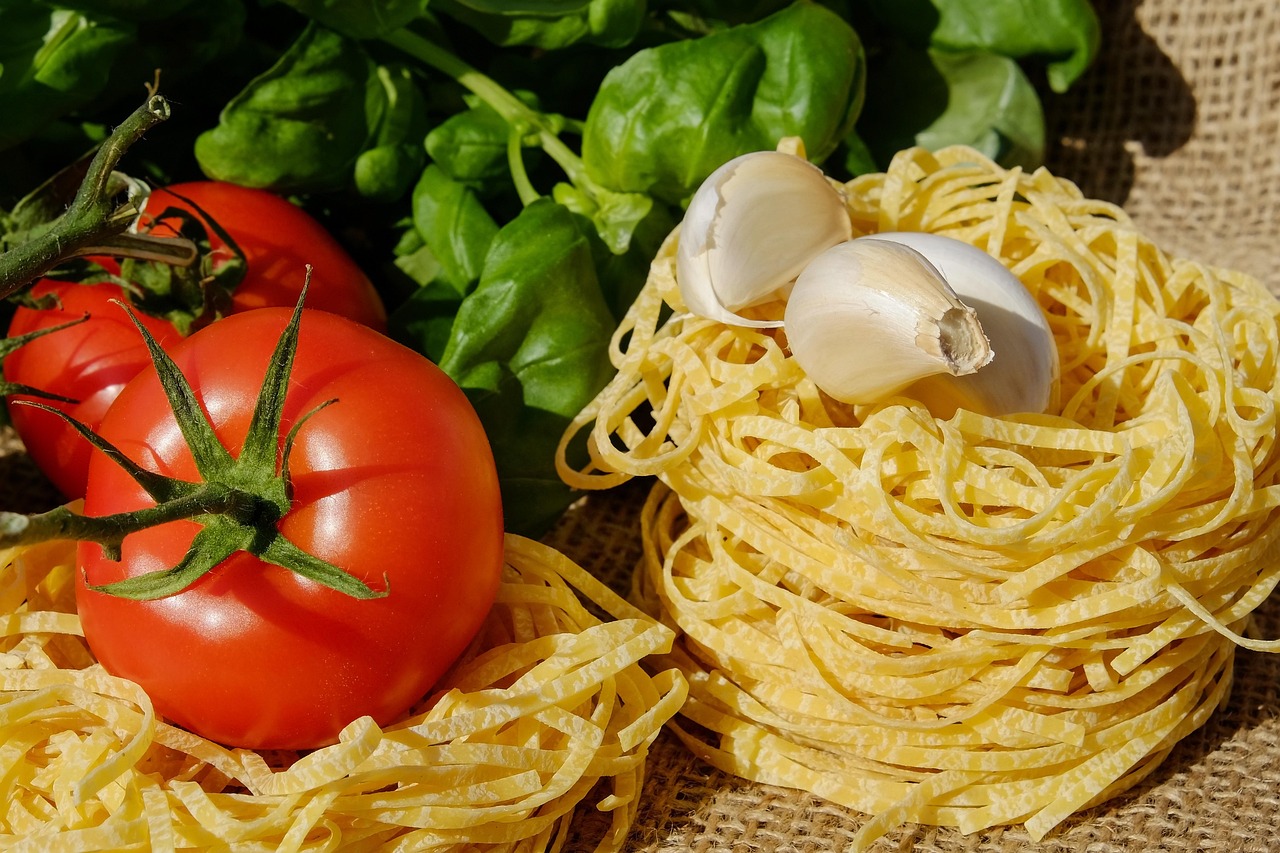 Tagliatelle mit Tomaten und Basilikum